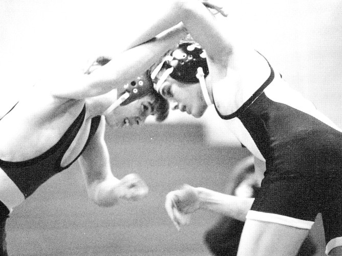 Ashton Kutcher – młody, dobrze rokujący zapaśnik w roku 1994