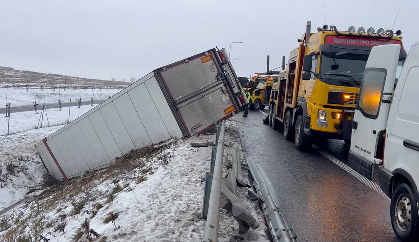 Tir w rowie pod Olsztynem. Za kierownicą 21-latka