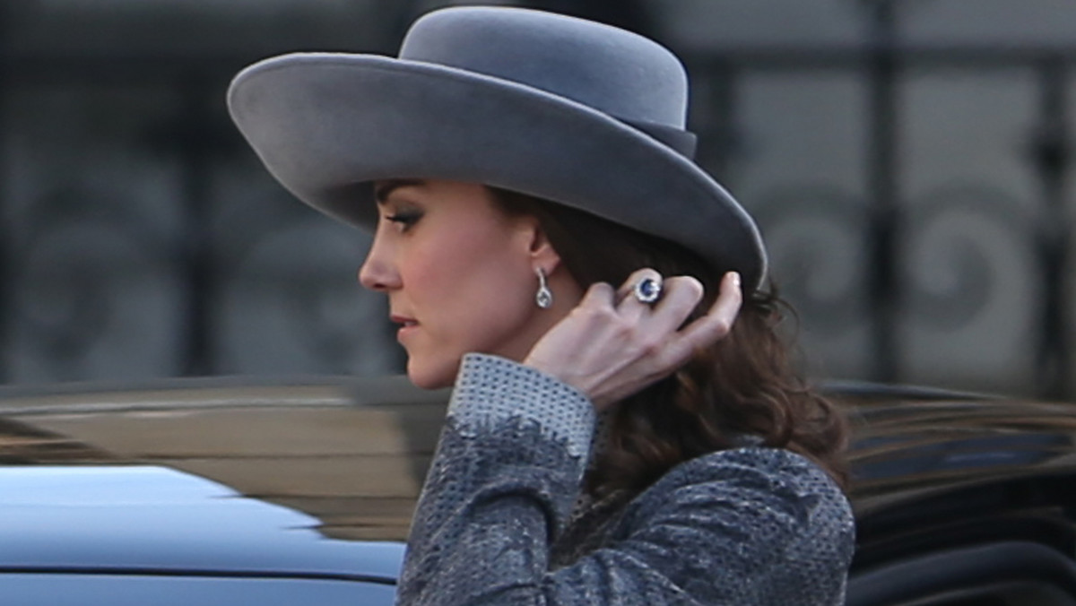 Kate Middleton zdjęła pierścionek zaręczynowy. "Kochanka jednak namieszała..." [ZDJĘCIA]