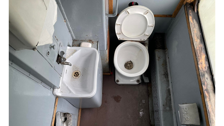 Toaleta w retro pociągu