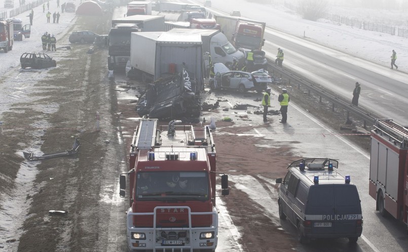 Policja wyznaczyła objazdy kierując ruch na węzeł Piotrków Trybunalski Północ, następnie na Drogę Krajową 12 i ponowne włączenie na autostradę A1 na węźle Tuszyn, a także zjazdem na Tuszyn, następnie DK 12 do Piotrkowa Tryb - informuje Generalna Dyrekcja Dróg Krajowych i Autostrad. Do pierwszego karambolu doszło około godz. 8.40 w miejscowości Moszczenica (pow. piotrkowski). Na trasie w kierunku Łodzi zderzyło się około 40 samochodów osobowych i ciężarówek. Później na tym samym odcinku autostrady w miejscowości Wola Bykowska w kierunku Częstochowy również doszło do zderzenia około 30 kolejnych samochodów. Od rana na autostradzie panowała gęsta mgła.