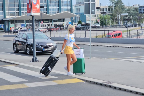 IMA DVA STANA OD 600.000 EVRA, A NA OPERACIJE PUKLA BOGATSTVO Sanja je u jeku slave promenila lični opis: Danas pametno ulaže, a evo i kako je došla do nekretnina (FOTO)