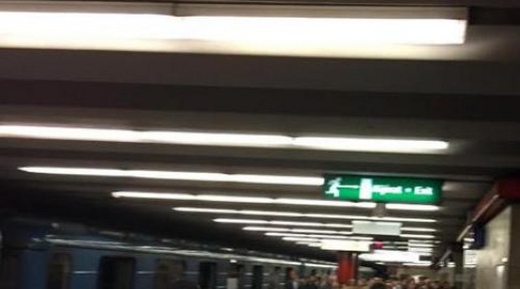 Leállt a 3-as metró, durva égett szag van - Fotó!