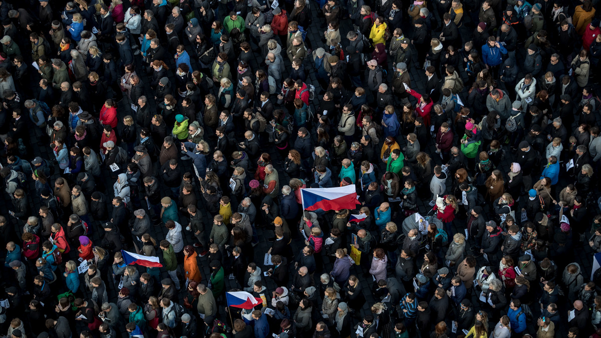 Nawet 20 tys. osób protestowało według organizatorów wieczorem w Pradze przeciwko premierowi Andrejowi Babiszowi i minister sprawiedliwości Marie Beneszovej. Żądano m.in. gwarancji, że nowa minister nie zmieni prokuratora generalnego.
