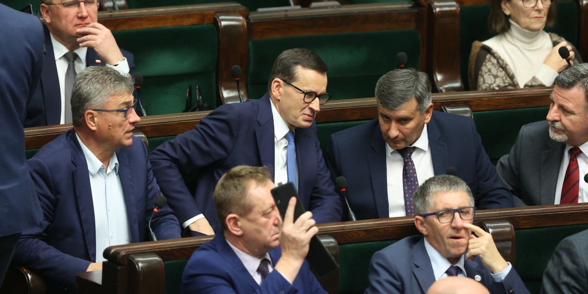 Morawiecki ma w Sejmie dosiadać się do posłów PiS i mówić im o katastrofalnej sytuacji polskiego budżetu - donosi gazeta.pl.