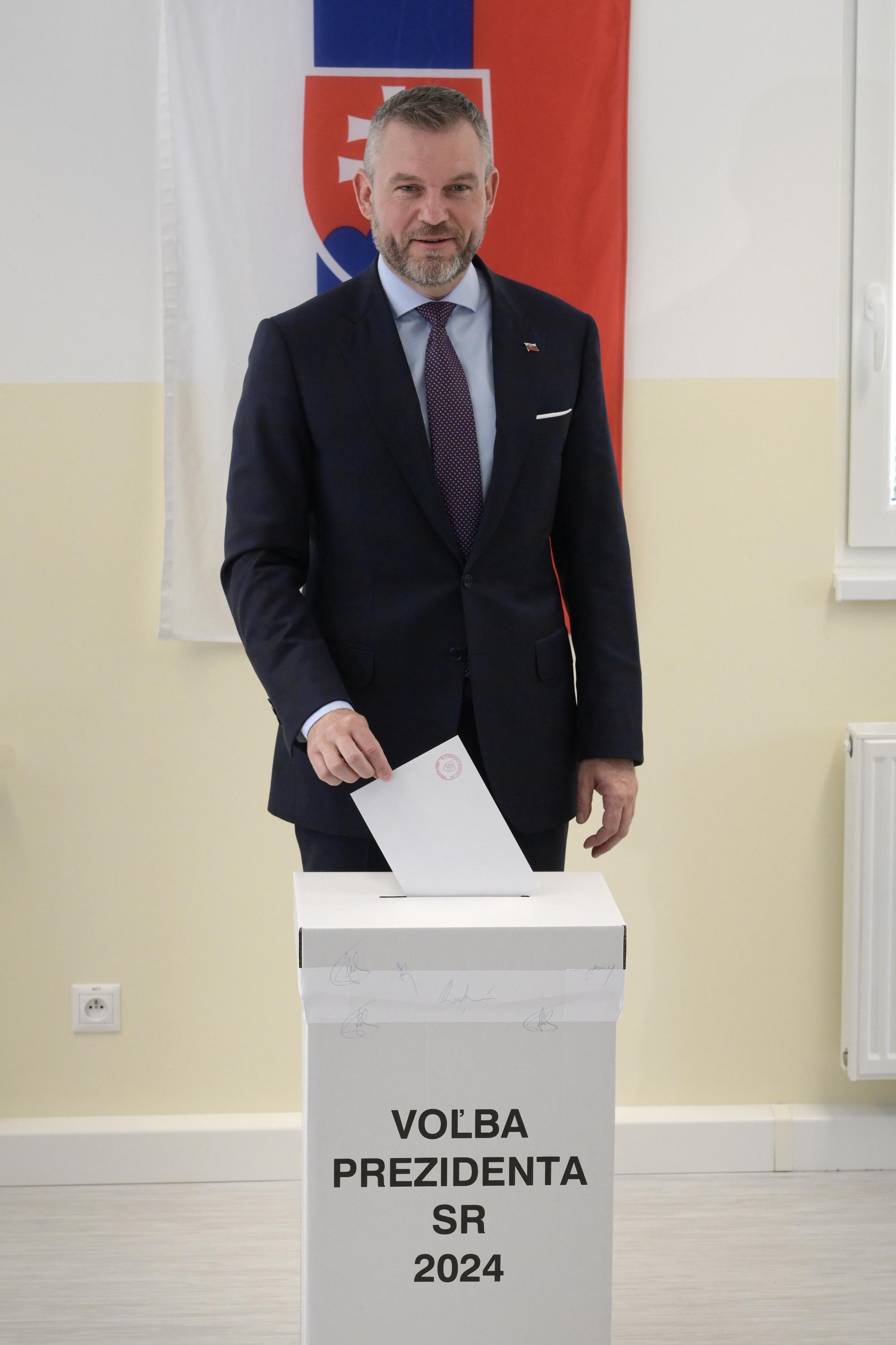 Kandidát na prezidenta SR Peter Pellegrini vhadzuje obálku s hlasovacím lístkom do volebnej schránky v druhom kole prezidentských volieb 6. apríla 2024 v miestnej škole v obci Rovinka.