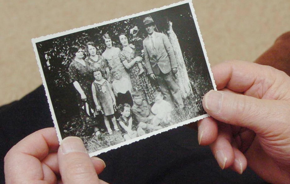 Zdjęcie rodzinne Helfgottów Ben ma 4 lata, stoi w środku, drugi od lewej