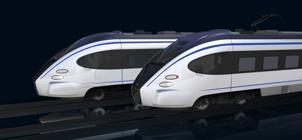 Superszybka Pesa. Prawie jak Pendolino. Największy polski producent taboru goni Pendolino. Na razie to tylko wizualizacja, ale w interesie polskiego przemysłu za ten projekt warto trzymać kciuki. Producent zapowiedział, że pojazd będzie się poruszał z maksymalną prędkością 250 km/godz., a więc dokładnie tyle, ile zamówione przez PKP Intercity pociągi Pendolino. W wersji podstawowej będzie zabierał na pokład 300 osób, w tym 72 w pierwszej klasie. Jeśli ten pojazd za kilka lat zacznie kursować, Pesa Bydgoszcz wkroczy do kolejowej pierwszej ligi. Koncepcję konstruktorów Pesy zaprezentował w piątek podczas wizyty w bydgoskiej fabryce prezydent  Bronisław Komorowski.  Przypomnijmy - w czerwcu prezes Pesy Tomasz Zaboklicki skrytykował zakup Pendolino, który prawie w 100 proc. produkowany jest w fabryce Alstomu w  Savigliano we Włoszech, wywołując tym medialną burzę. Wśród internautów superszybka Pesa budzi mieszane emocje z powodu designy, ale to na razie wstępna wersja, która będzie modyfikowana. Fot. Pesa - 250 km;