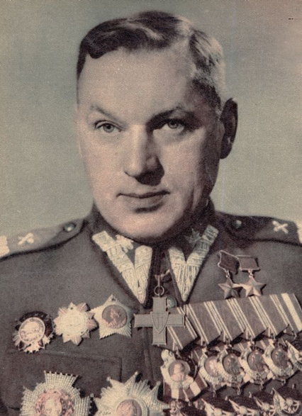 Marsz. Konstanty Rokossowski w polskim mundurze (domena publiczna)