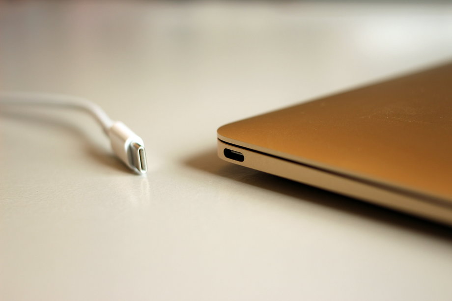 MacBook z portem i kablem USB-C