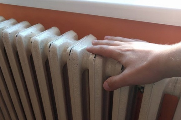 RADIJATORI PONOVI TOPLI U OVOM GRADU U SRBIJI Novi hladni talas promenio planove: U pojedinim delovima zemlje padaju SNEG I GRAD