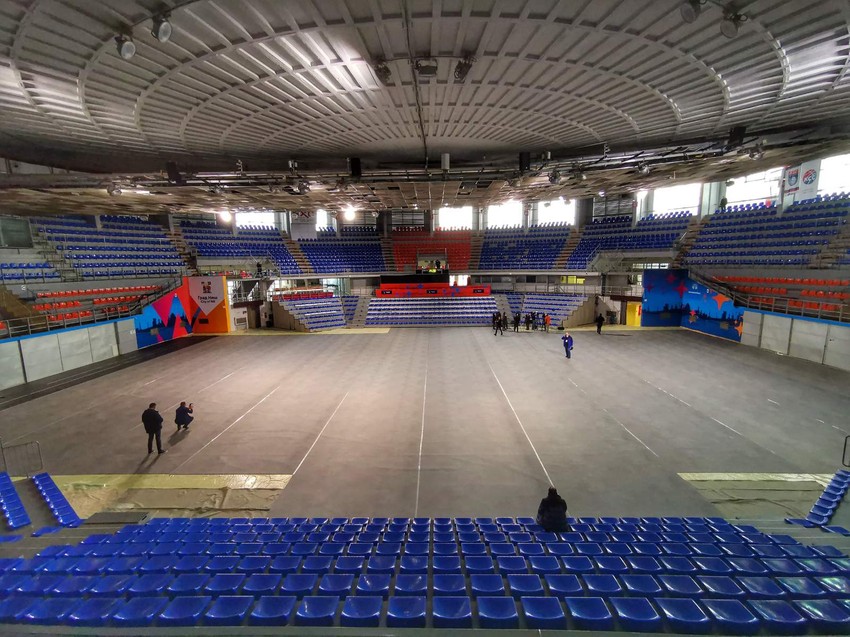 Postavljeni podovi preko parketa u hali Čair