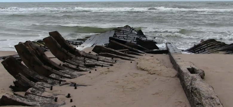 Bałtyk wyrzucił na plażę wrak drewnianej łodzi