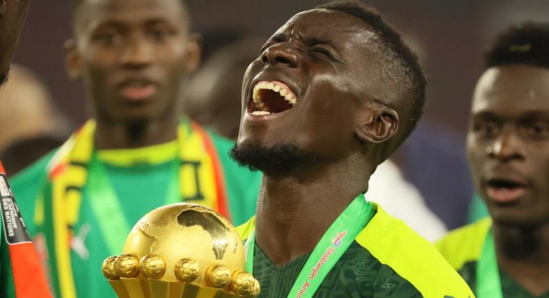 Idy Gana Gueye souleve la coupe d'afrique