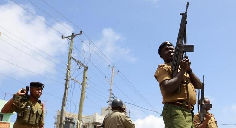 Police hold their positions outside the Masjid Mussa mosque as they attempt to suppress demonstrators reacting to the killing of an Islamic cleric at Kenya's coastal city of Mombasa October 4, 2013. REUTERS/Joseph Okanga