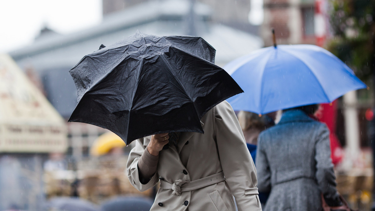 Jutro Polska pozostanie w obszarze obniżonego ciśnienia niżów znad południowych Niemiec i Ukrainy. Niebo nad naszym krajem będzie na ogół zachmurzone, a w niektórych miejscach możemy spodziewać się opadów deszczu, a nawet śniegu.