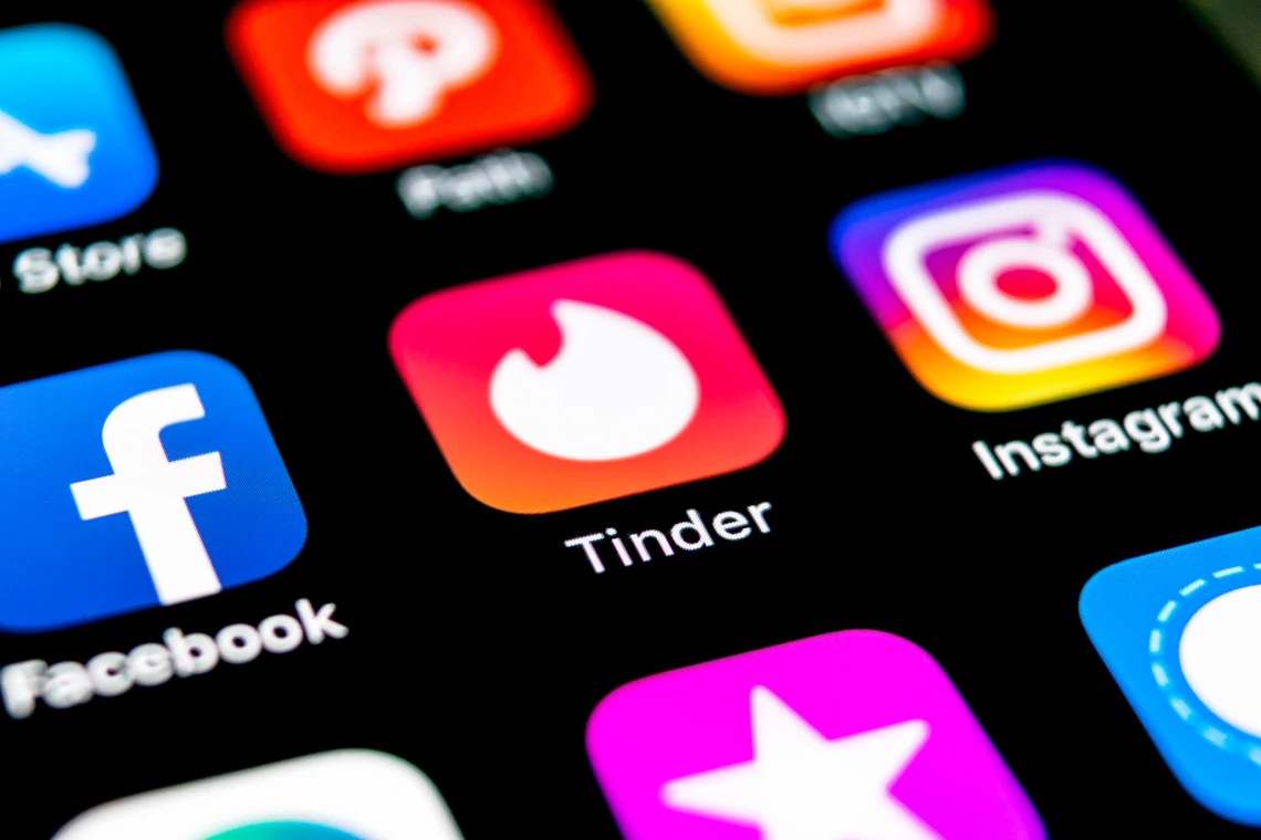 Choć Tinder dorobił sobie łatki aplikacji randkowej, za pośrednictwem której ludzie umawiają się na przygodny seks, wiele osób traktuję tę platformę jako kolejne medium społecznościowe