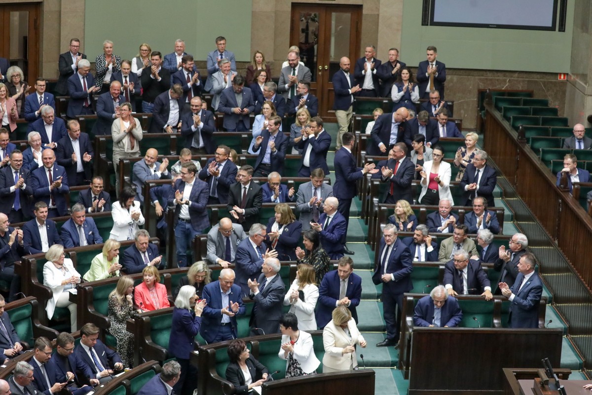 Polityczne przetasowanie. Liderzy tracą, Konfederacja słabnie, a kto zyskuje? [SONDAŻ]
