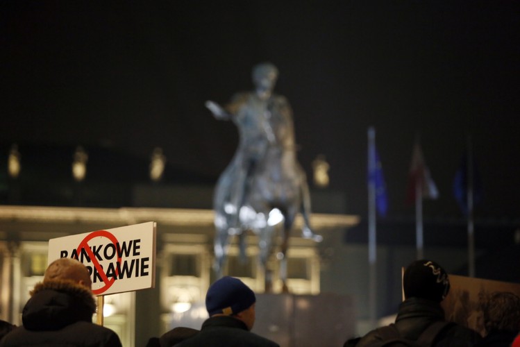 Frankowicze przed Pałacem Prezydenckim