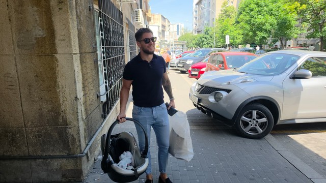 Joca Stefanović stigao po ženu u porodilište