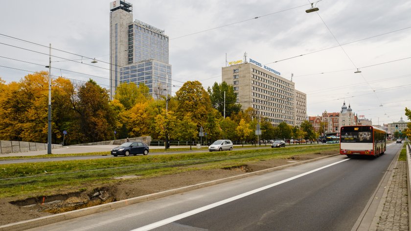 Od ronda do ul. Moniuszki już zlikwidowano jeden pas ruchu. W dziurach posadzone zostaną drzewa