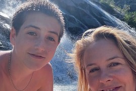 KUPAM SE SA SINOM I SPAVAMO U ISTOM KREVETU Ljudi se krste zbog priznanja slavne glumice, javno otkrila šta radi sa naslednikom (13) i ovo baš bizarno i previše