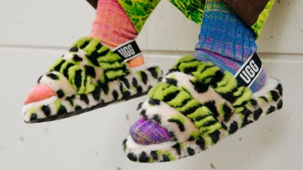 UGG Fluff Yeah Slippers gdzie kupić? Kolorowe modele futerkowych klapków