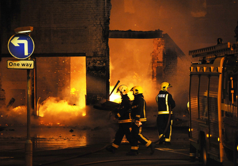 Zamieszki w W. Brytanii. Płonący, 140 letni sklep w Croydon na przedmieściach Londynu.(2) EPA/FACUNDO ARRIZABALAGA Dostawca: PAP/EPA.