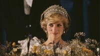 Ismerd meg a valódi történetet Diana hercegné ikonikus bosszúruhája mögött