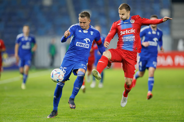 Zawodnik Wisły Płock Jakub Rzeźniczak (L) i Rauno Sappinen (P) z Piasta Gliwice podczas meczu 11. kolejki piłkarskiej Ekstraklasy