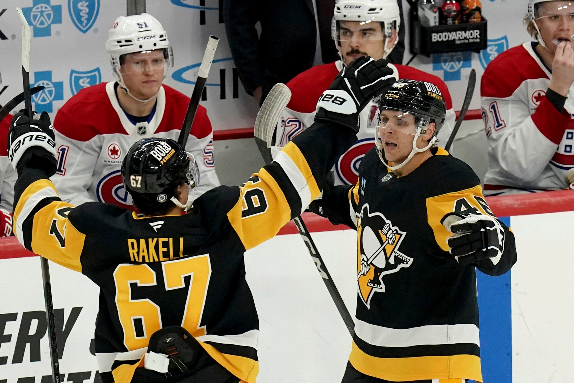 Hráči Pittsburghu Penguins Blake Lizotte a Rickard Rakell.