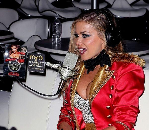 Gorąca Carmen Electra na imprezie w klubie "Hustler" w Las Vegas