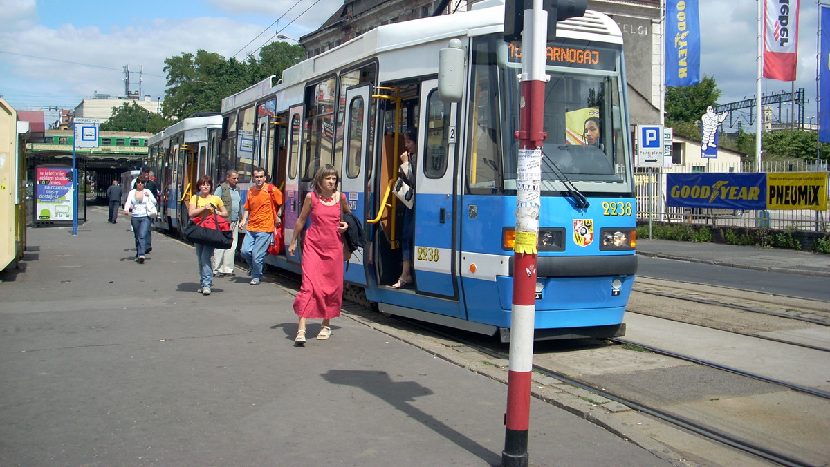 Wspólny bilet na pociąg, tramwaj i autobus będzie we Wrocławiu obowiązywał również w 2014 roku. Podpisano porozumienie o kontynuacji programu na nadchodzący rok.