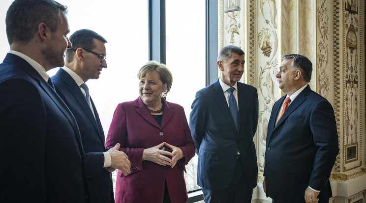Orbán Viktor (jobbra) a V4 vezetőkkel együtt tárgyalt
Merkel kancellárral /Fotó: MTI - Miniszterelnöki Sajtóiroda - Szecsődi Balázs