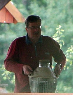 Komorowski robi wino na działce