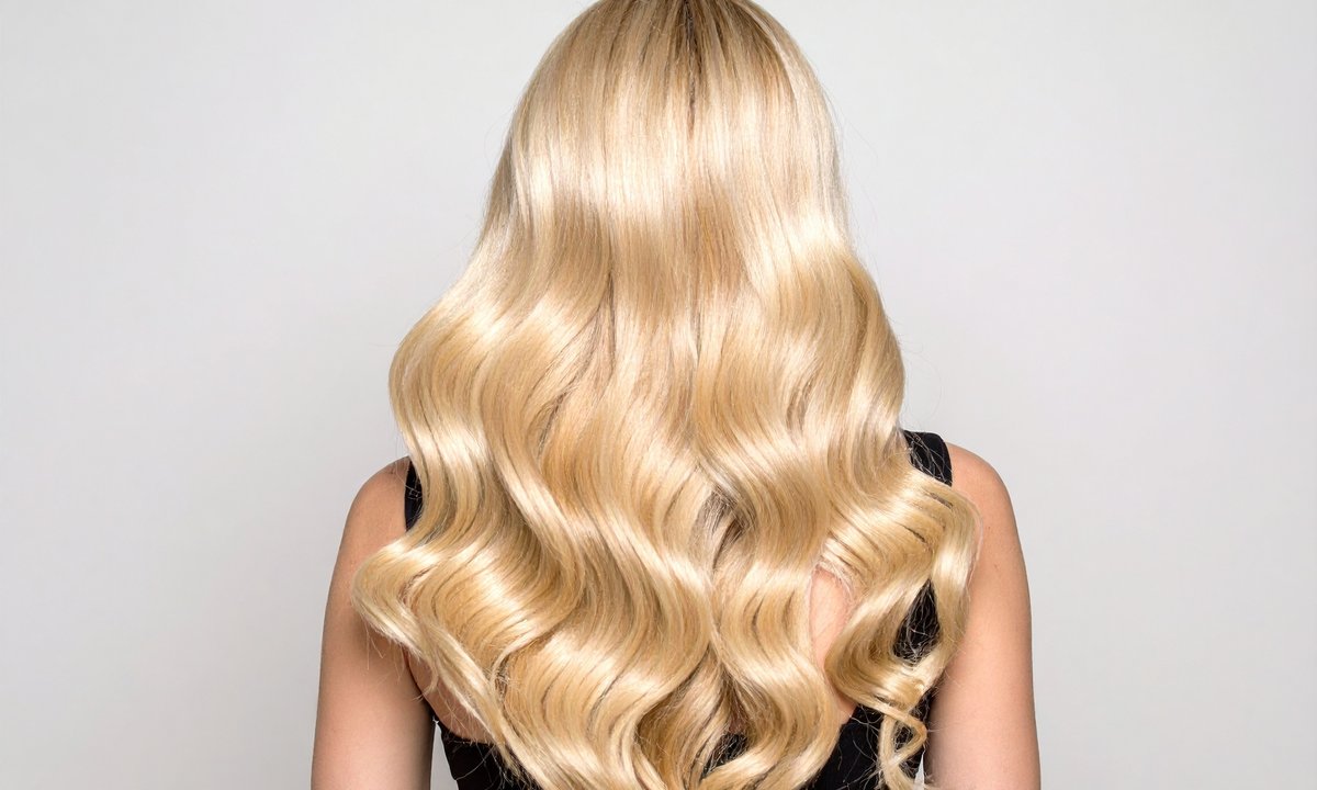 Ten szampon to koło ratunkowe dla zniszczonych blond włosów. Wzmacnia i podbija kolor 