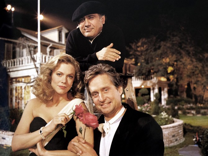 Ketlin tarner, Deni de Vito i Majkl Daglas u filmu "Rat Rouzovih" 20thCentFox/ Everett