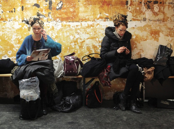 Modelki za kulisami przed pokazem kolekcji Fatimy Lopes, prezentowanej podczas tygodnia mody w Paryżu 2 marca 2010