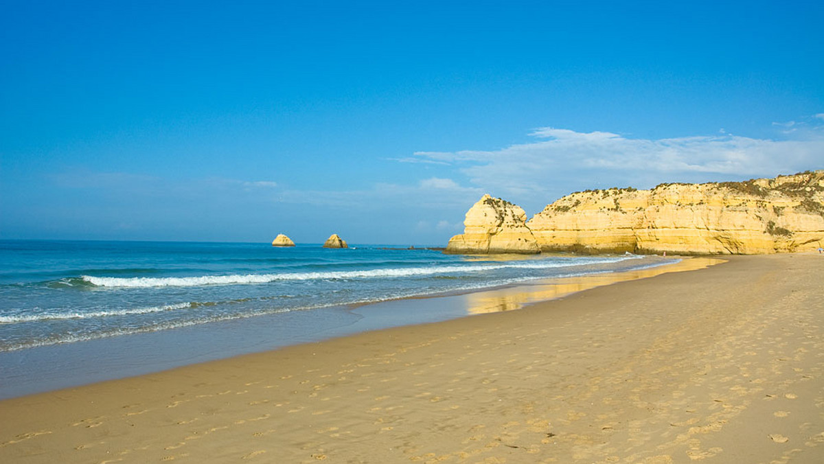 Władze Portugalii zamierzają wykupić wszystkie plaże należące do prywatnych właścicieli, za największą z nich, Armacao de Pera w Algarve, państwo zapłaci 200 tys. euro. W ocenie ekspertów plan wykupu to błędna inicjatywa, gdyż plaże są dostępne już teraz.