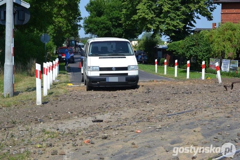 Pociąg wypadł z torów. Wagony leżą w rowie