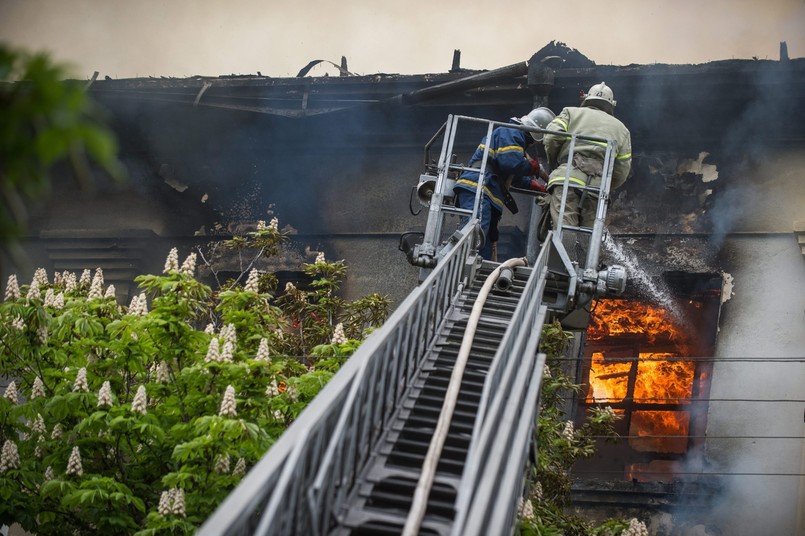Przed południem około 60 terrorystów zaatakowało miejscową komendę milicji. Doszło do zaciętych walk. Separatyści wykorzystywali broń automatyczną i granaty. Budynek był ostrzeliwany przez prorosyjskich snajperów. W komendzie wybuchł pożar.