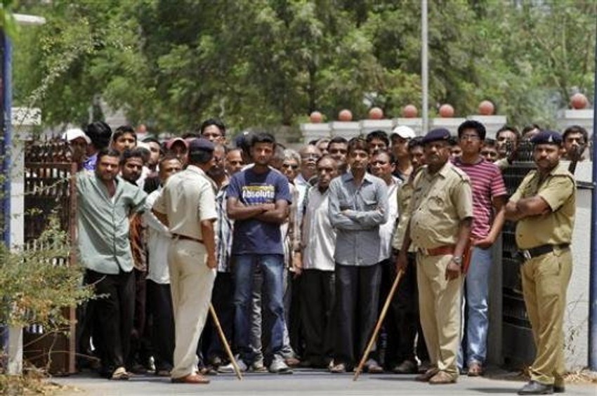 Rođaci osuđenika stoje okupljeni ispred sudnice