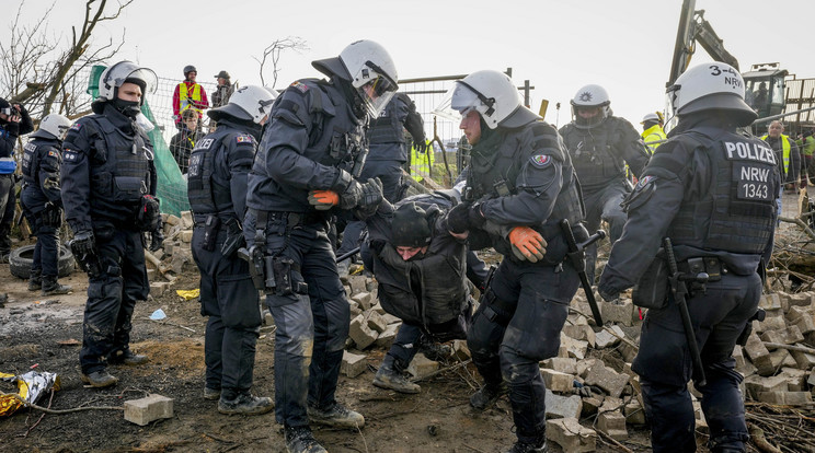 Csaknem ezer rohamrendőr bevetésével kezdtek meg szerda reggel Németországban kiüríteni egy bánya bővítése miatt lebontásra váró települést / Fotó: MTI/AP/Michael Probst