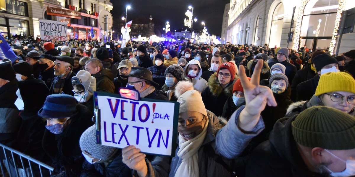 Lex TVN. Protesty w Polsce w obronie wolnych mediów.