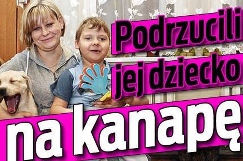 Podrzucili jej dziecko na kanapę