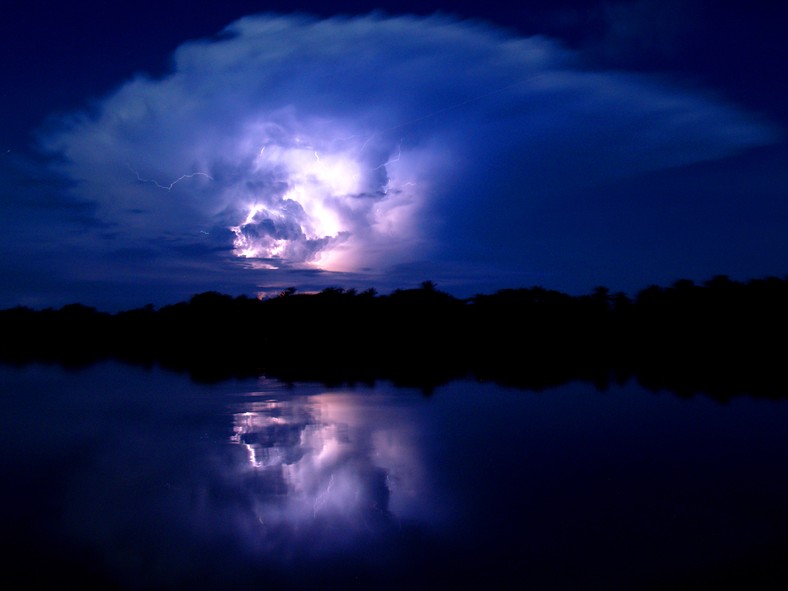 Błyskawice Catatumbo nad jeziorem Maracaibo w Wenezueli