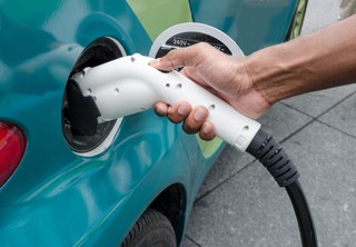 Tankowanie tak, ładowanie pojazdów elektrycznych na stacjach paliw niekoniecznie