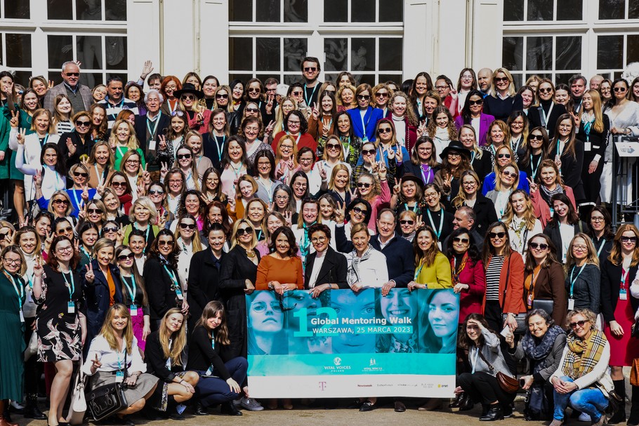 Celem Global Mentoring Walk, organizowanym przez fundację Vital Voices, jest wspieranie talentów i wzmacnianie kompetencji przywódczych kobiet poprzez tworzenie przestrzeni do rozmowy, wymiany myśli i pomysłów na rozwój nie tylko swojej kariery, ale i siebie. To wszystko w trakcie kilkugodzinnego spaceru.