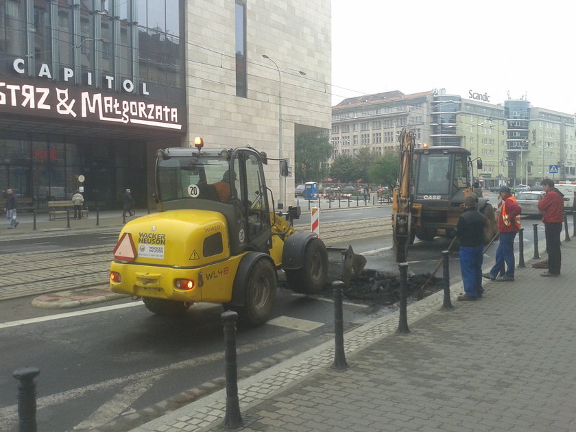 Koparka zrywa asfalt z ul. Piłsudskiego