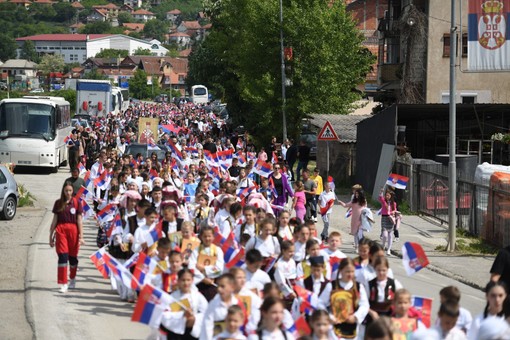 Veliki broj srpske dece izašao je na ulice Leposavića sa srpskim zastavama